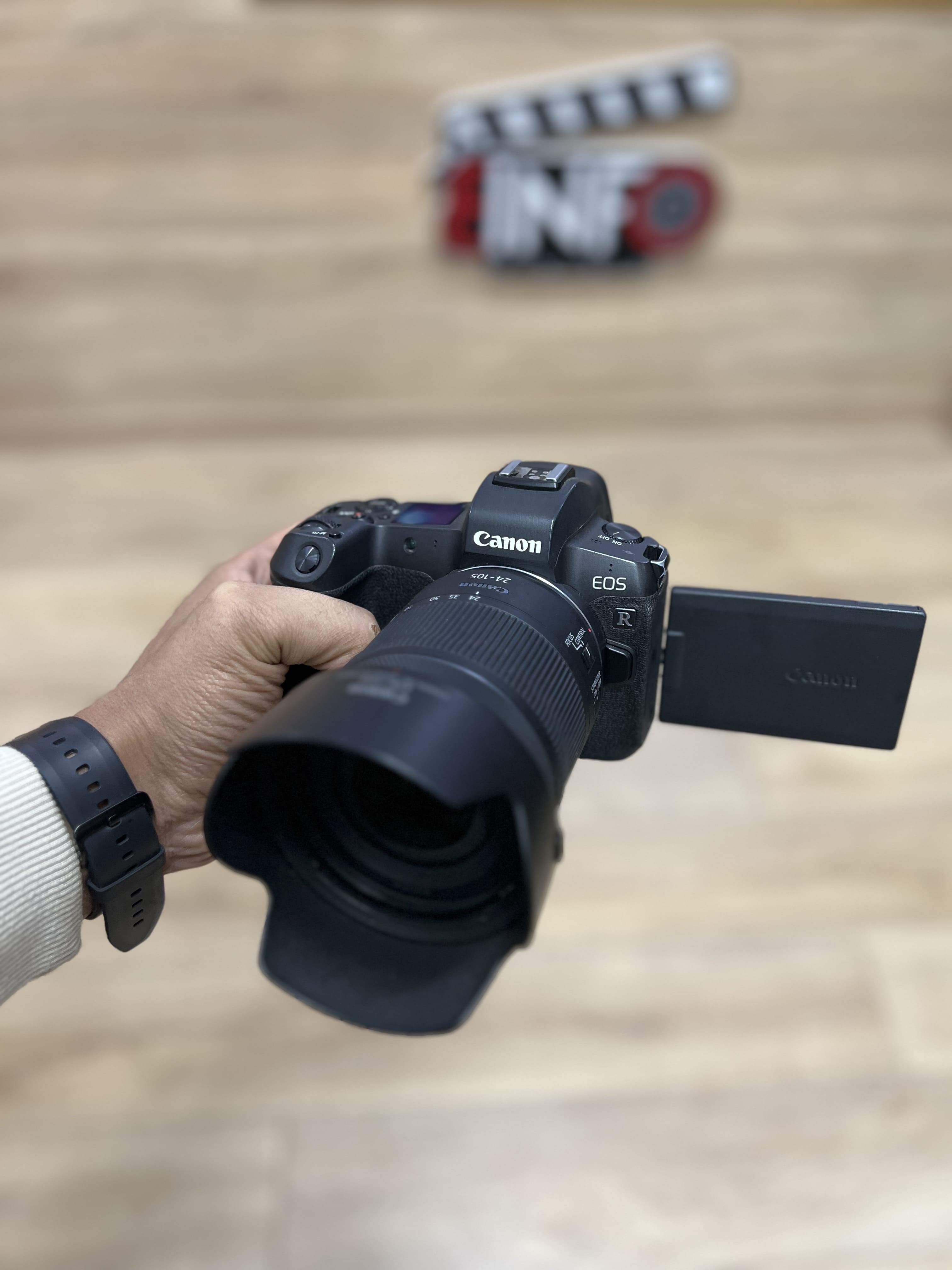 Canon eos r & 24 -105 rf  image